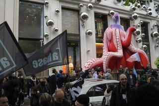 A Paris, des grévistes ont envahi brièvement le siège parisien du géant du luxe LVMH, dans le quartier chic des Champs Elysées.
